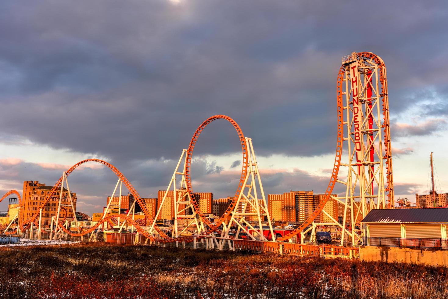 brooklyn, nova york - 10 de dezembro de 2017 - montanha-russa thunderbolt em coney island, brooklyn, cidade de nova york ao pôr do sol. foto