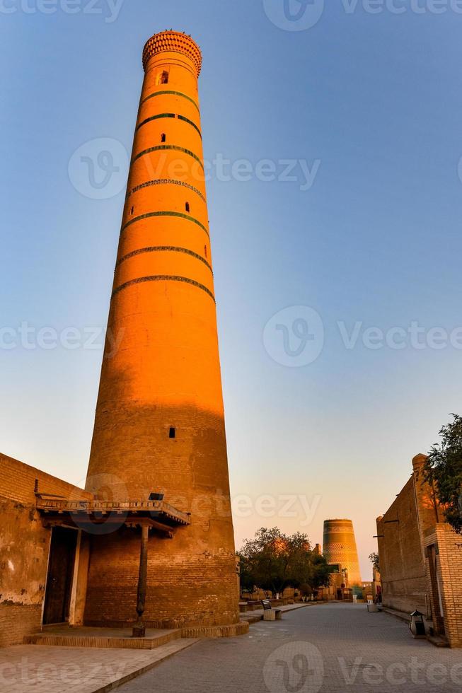 jummi minarete na cidade velha de khiva, uzbequistão. foto