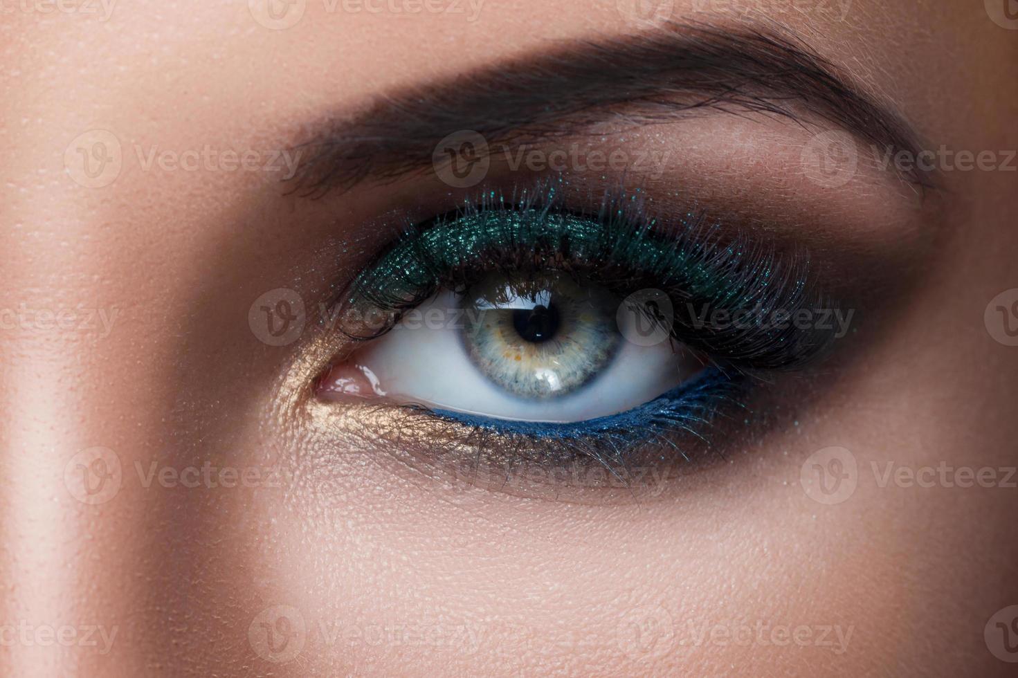 closeup de olhos femininos com maquiagem linda foto