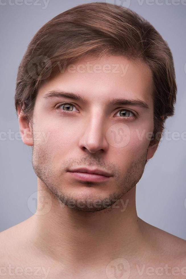 retrato de um homem jovem e bonito foto