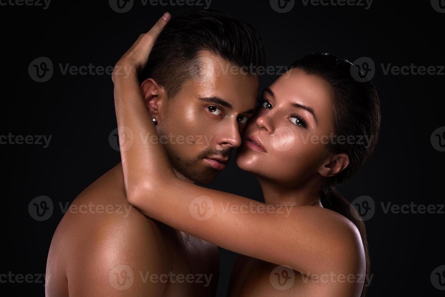 retrato de um jovem casal lindo em fundo preto foto