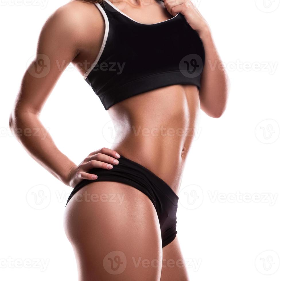 garota fitness com corpo musculoso posando no estúdio foto