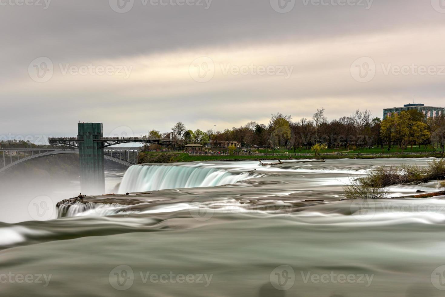 as cataratas americanas nas cataratas do niagara, nova york, vistas da ilha das cabras em um dia nublado. foto