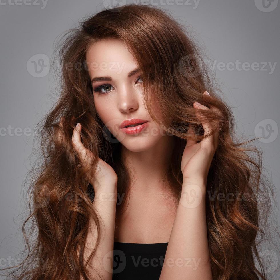 mulher com cabelos longos e brilhantes e maquiagem linda foto