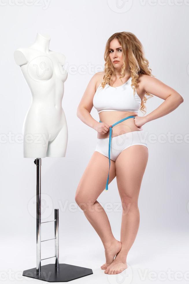 mulher está insatisfeita com seu progresso na perda de peso foto