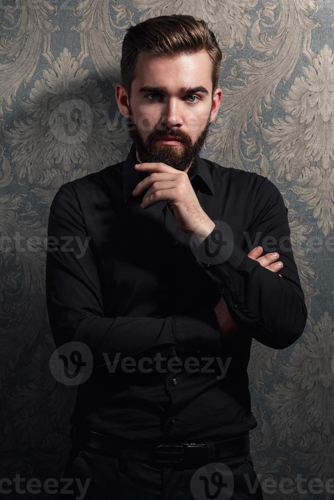 retrato de homem bonito elegante com barba foto