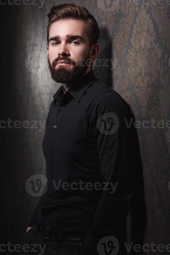 retrato de homem bonito elegante com barba foto