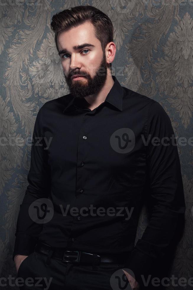 retrato de homem bonito elegante com barba foto