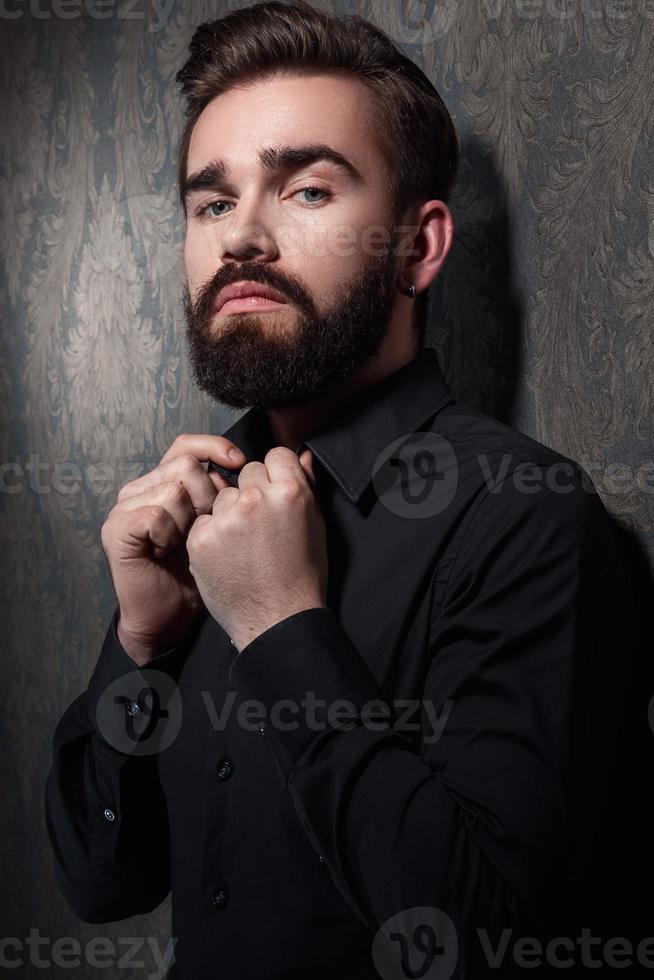 retrato de homem bonito elegante com barba foto