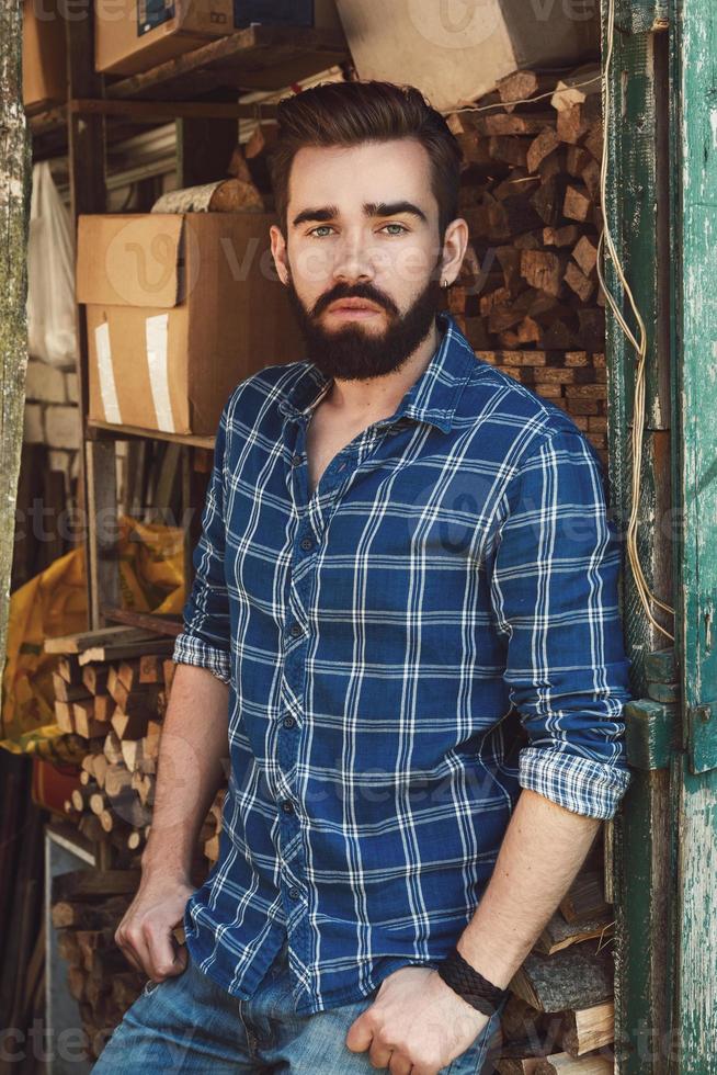 bonito jovem barbudo em camisa quadriculada foto