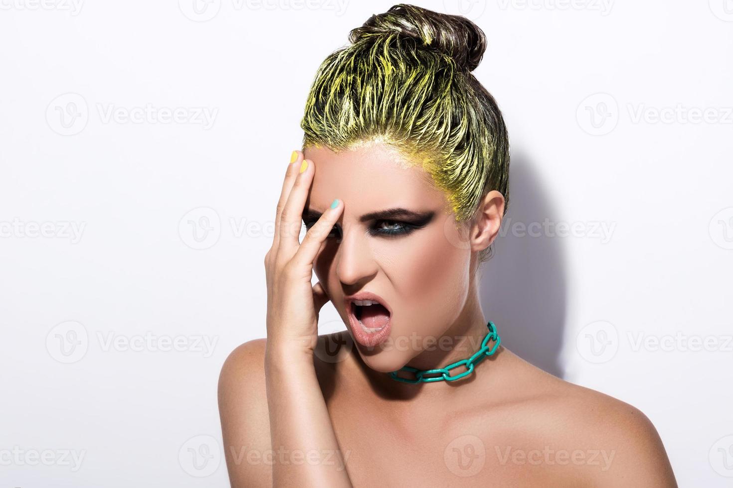 retrato de menina estilosa com cabelo amarelo foto