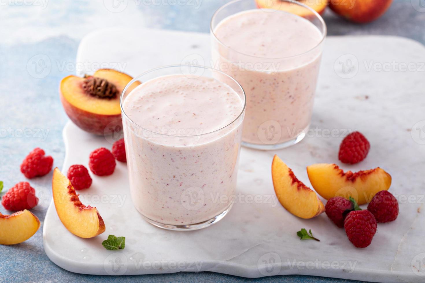 smoothie de framboesa e pêssego, bebida saudável e refrescante foto