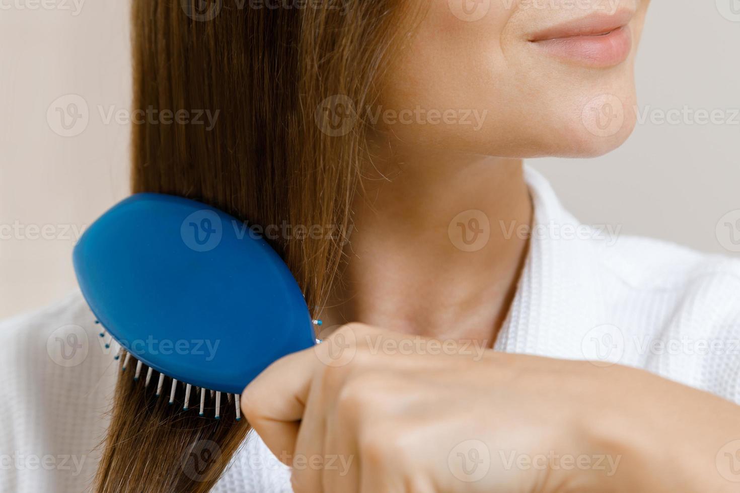 closeup de cabelo feminino com escova de cabelo foto