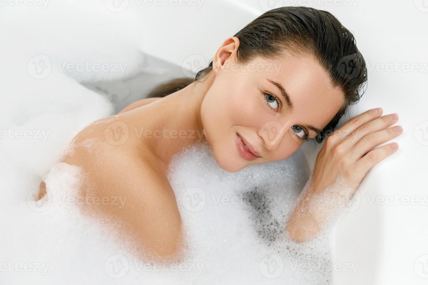 jovem está tomando banho com prazer foto
