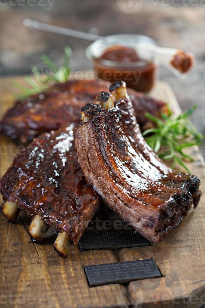 costelas de churrasco grelhadas com molho foto