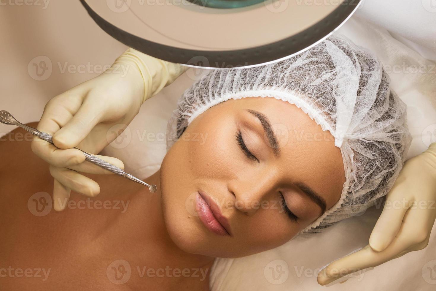 mulher durante um procedimento mecânico de limpeza facial foto