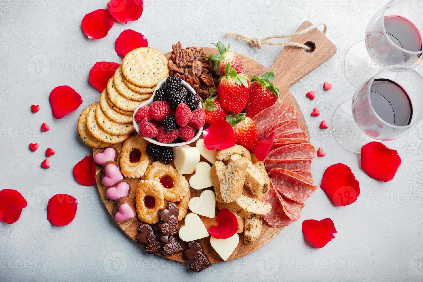 prato de queijo para dia dos namorados com lanches e frutas foto