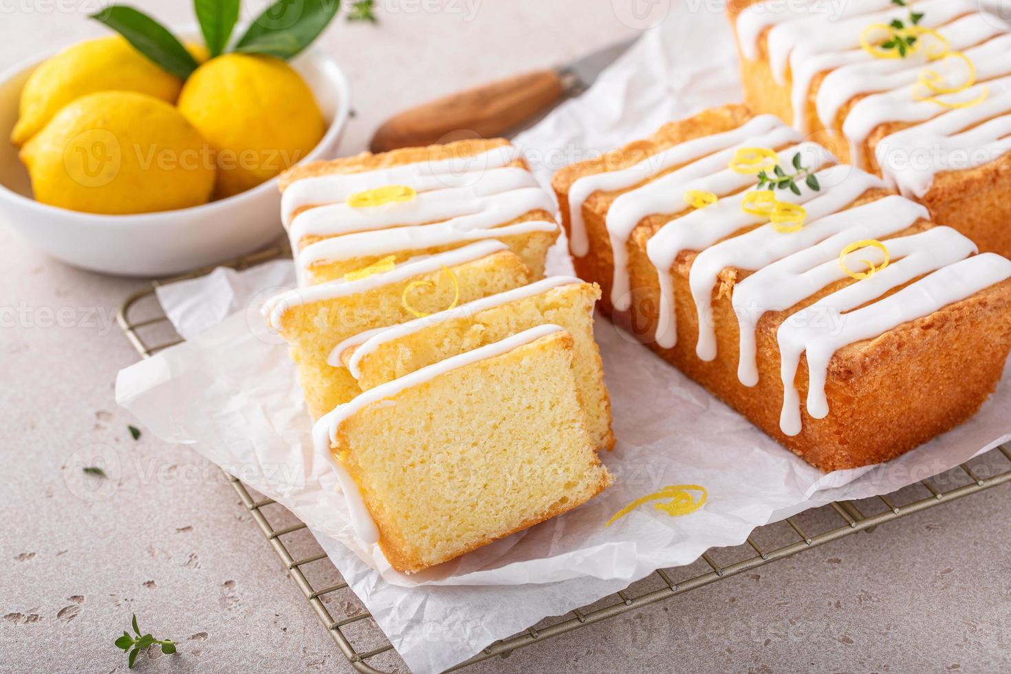 Bolo de limão clássico com cobertura de açúcar em pó pingando foto