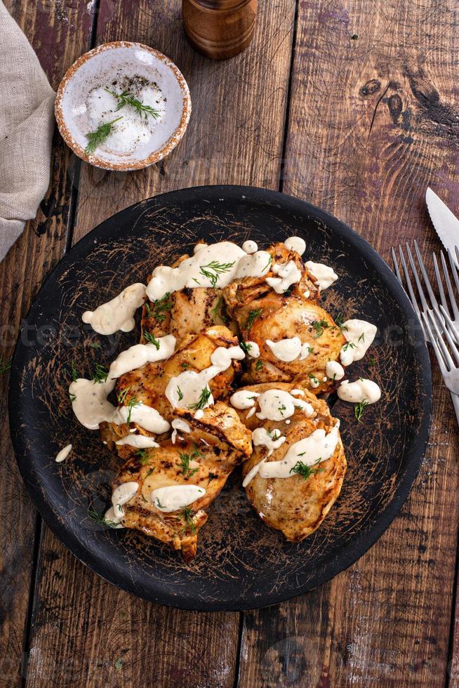 coxas de frango assadas com molho de picles foto