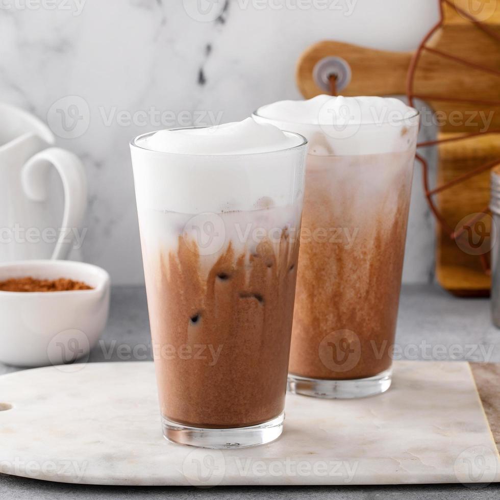 bebida fria ou gelada de chocolate com espuma de leite, bebida refrescante foto