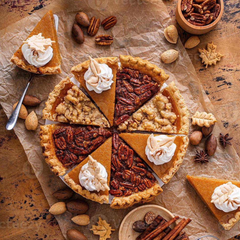 fatias tradicionais de torta de ação de graças de outono, torta de abóbora e nozes foto