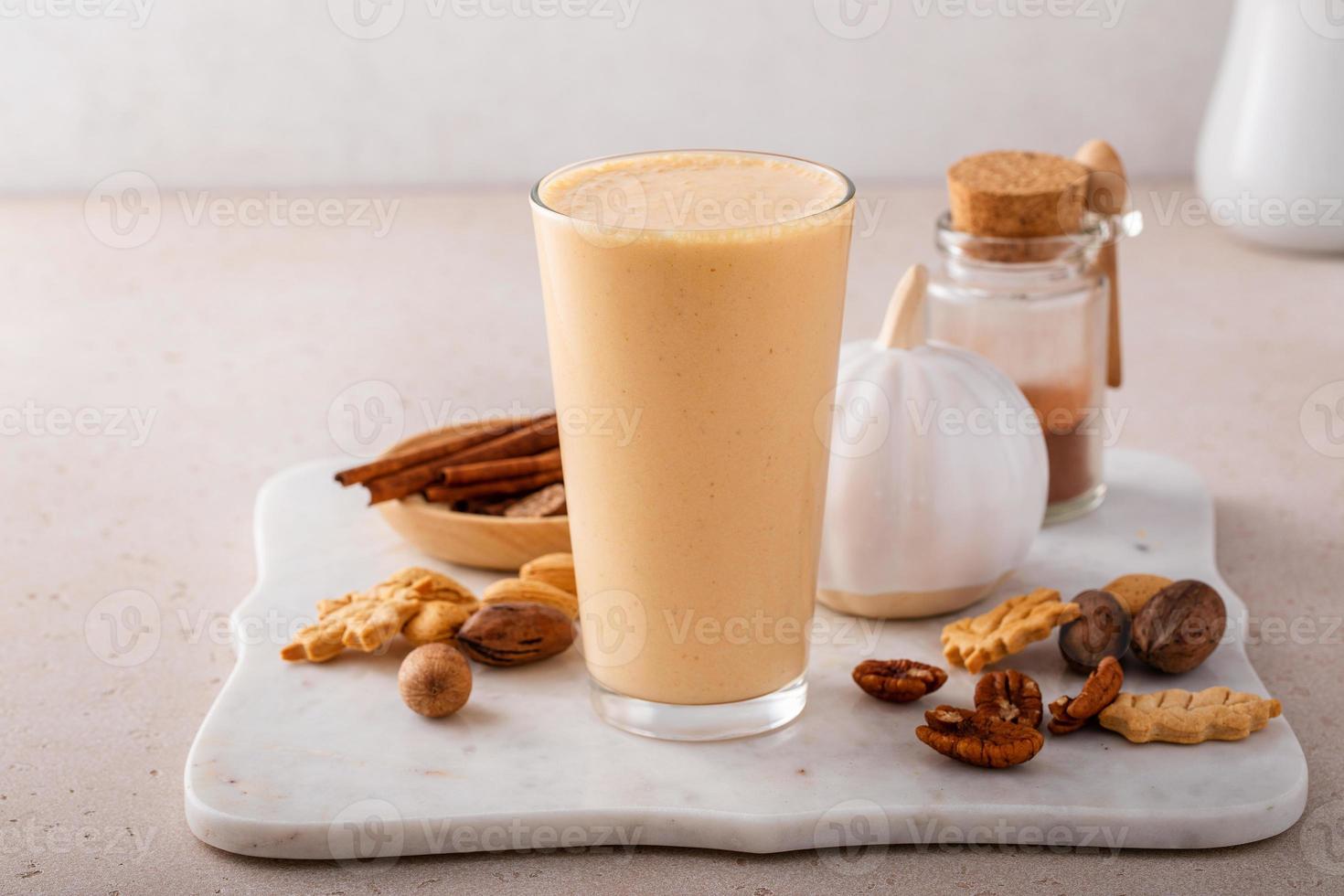 smoothie de torta de abóbora com especiarias de outono e purê de abóbora foto