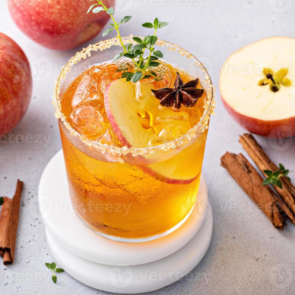 margarita de cidra de maçã com borda de açúcar mascavo e tomilho fresco foto