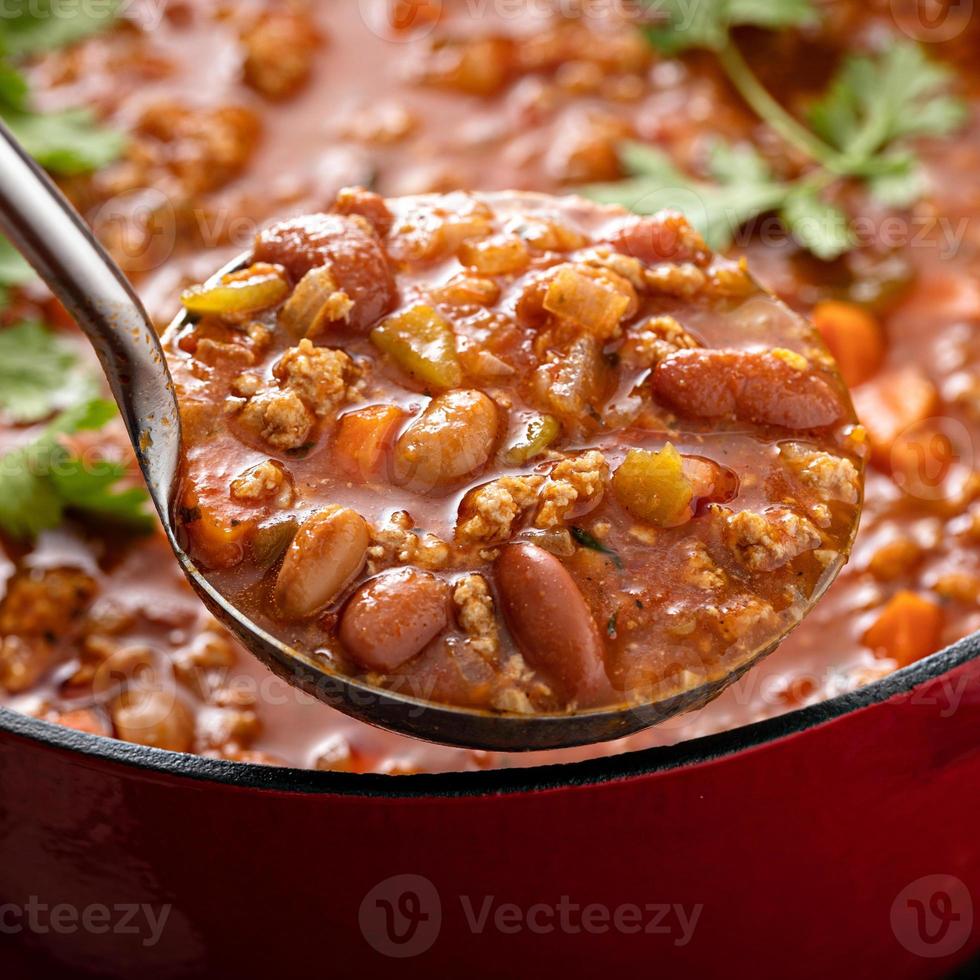 sopa de pimentão tradicional com carne e feijão vermelho foto