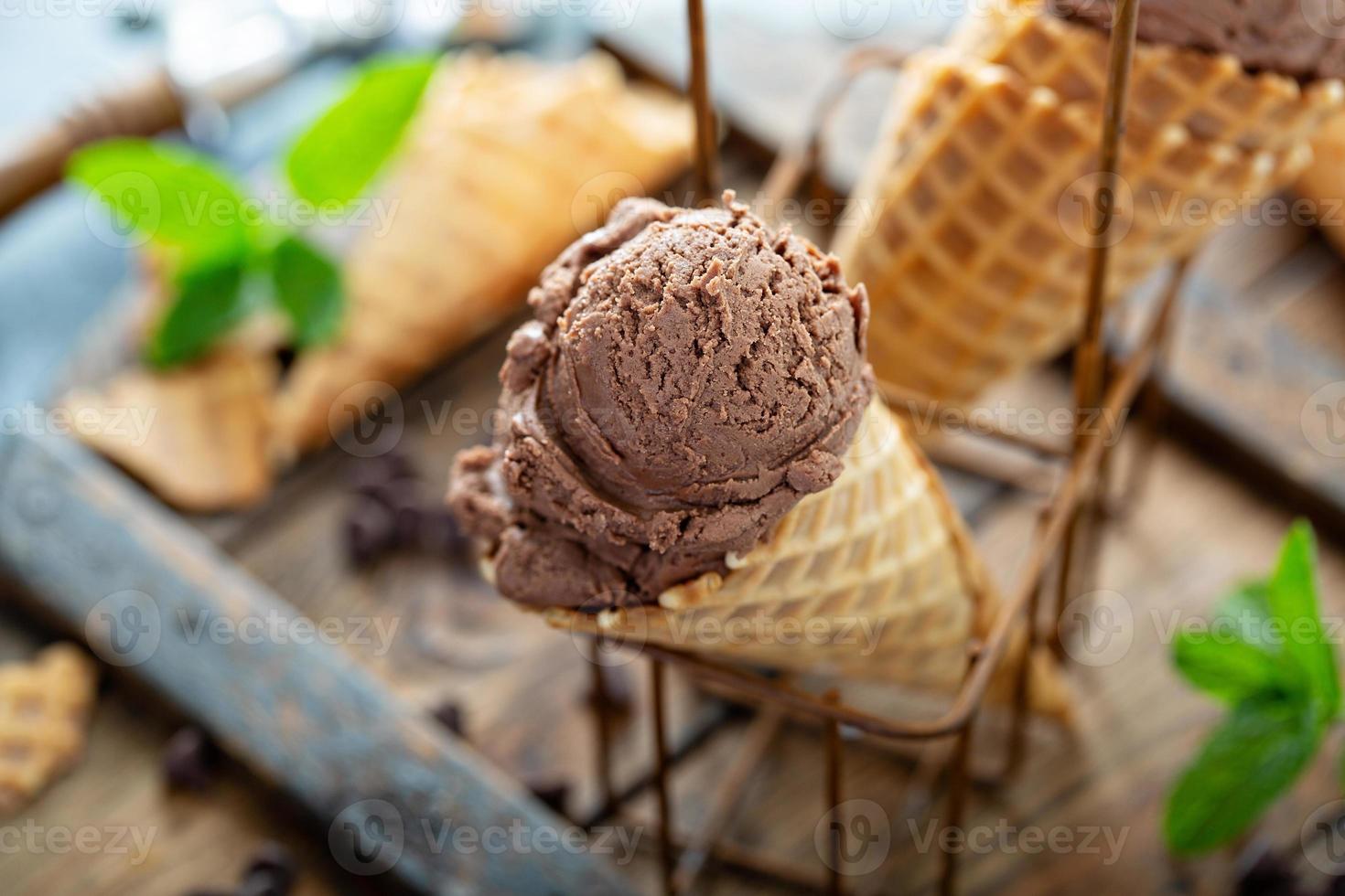 sorvete de chocolate com menta em cones de waffle foto