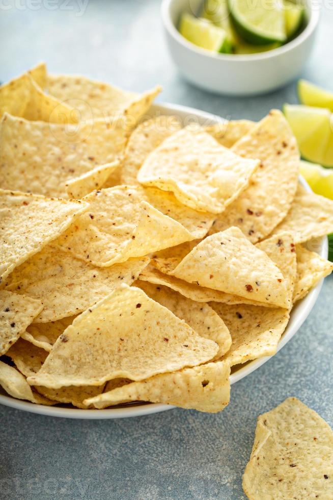 chips de tortilla de milho em uma tigela foto