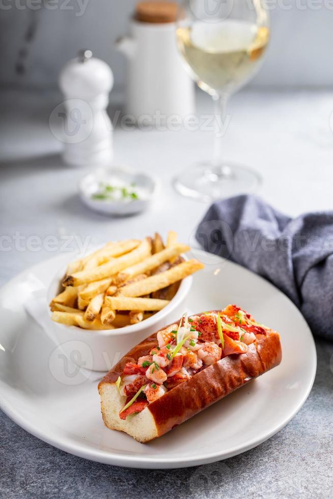 rolo de lagosta com batatas fritas ao almoço ou jantar foto