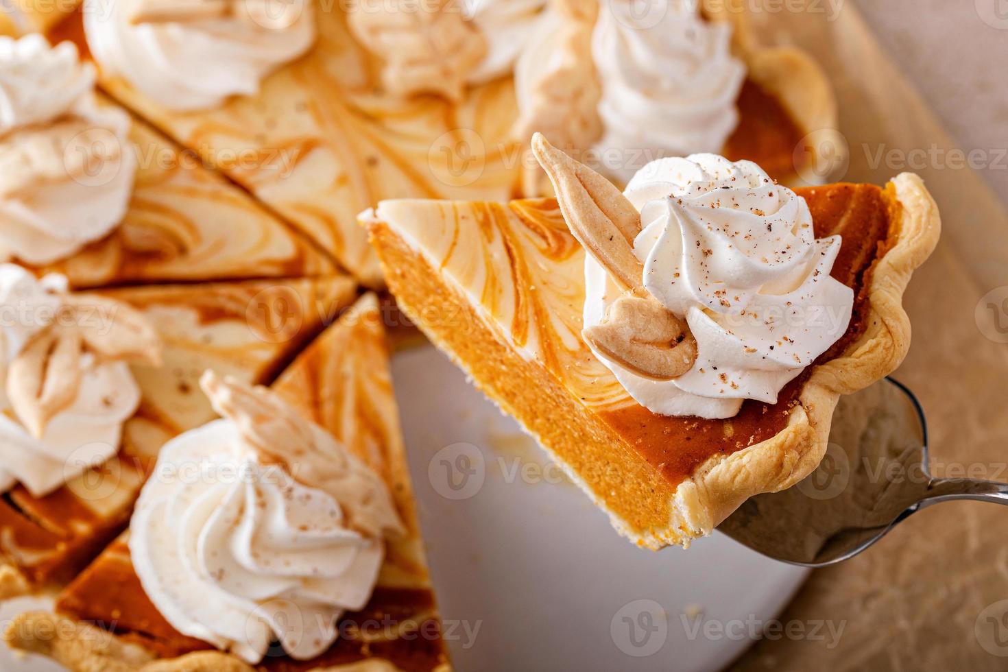 torta redemoinho de cheesecake de abóbora coberta com chantilly foto