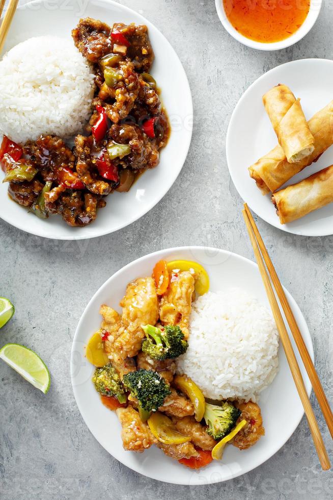 comida chinesa na mesa foto
