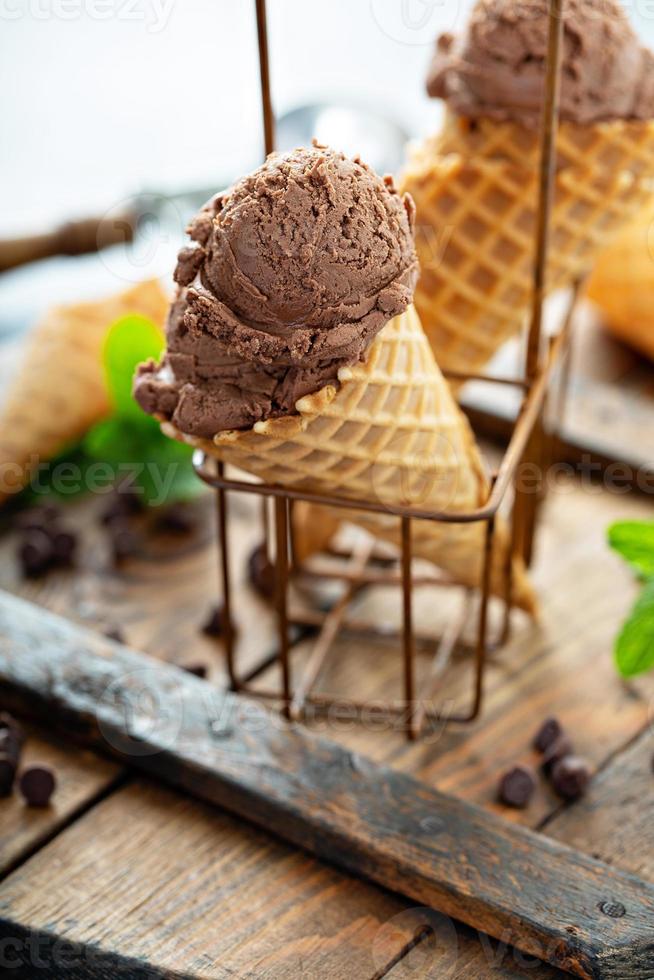 sorvete de chocolate com menta em cones de waffle foto