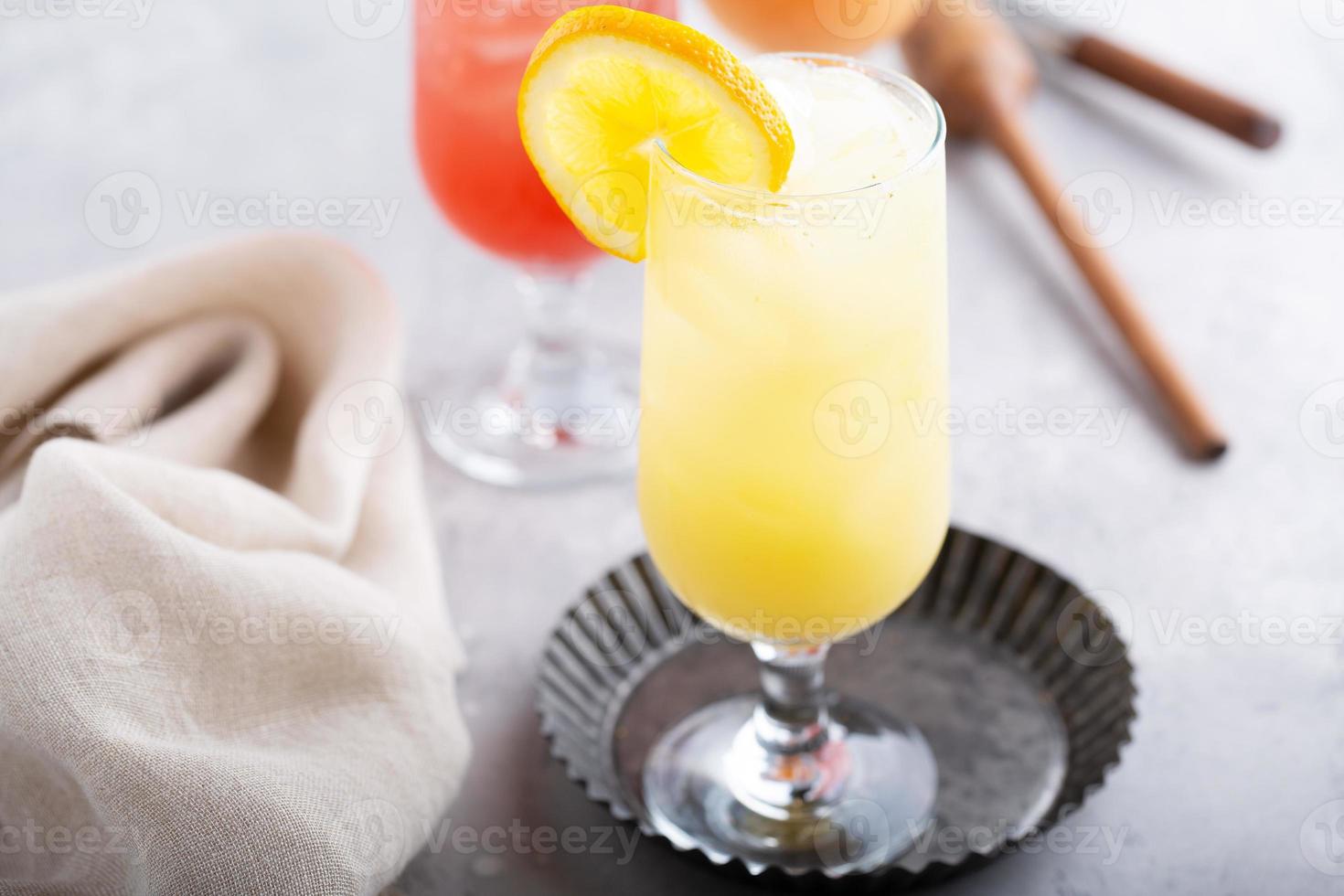 coquetéis refrescantes ou mocktails com laranjas e cranberries foto