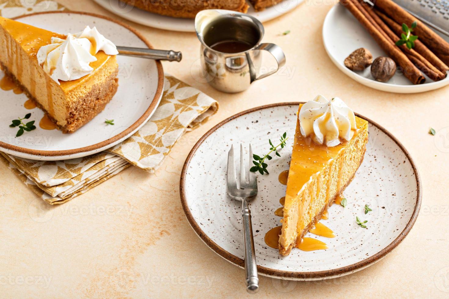 cheesecake de abóbora com especiarias de outono coberto com chantilly foto