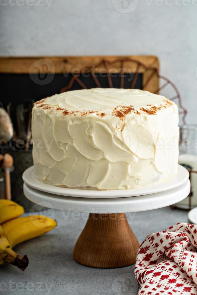 bolo de banana com cobertura de cream cheese foto