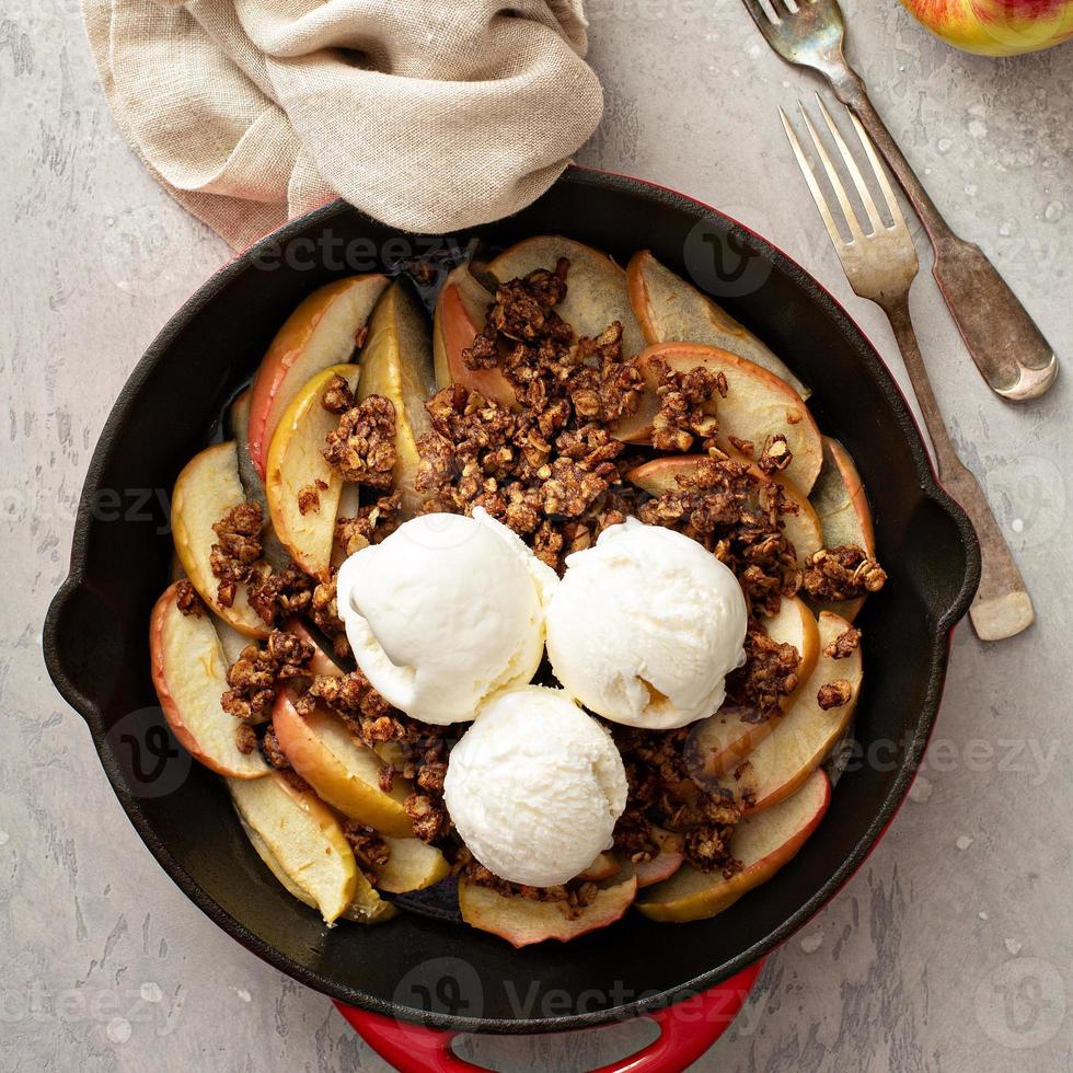 crumble de maçã em uma panela de ferro fundido foto