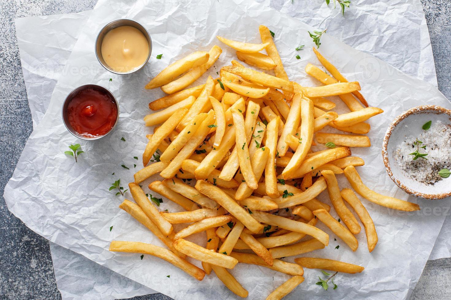 batatas fritas com ketchup e molho de coquetel foto