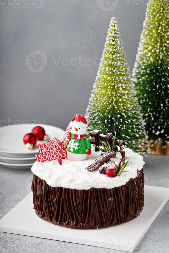 bolo de celebração de natal de chocolate com decorações de férias foto