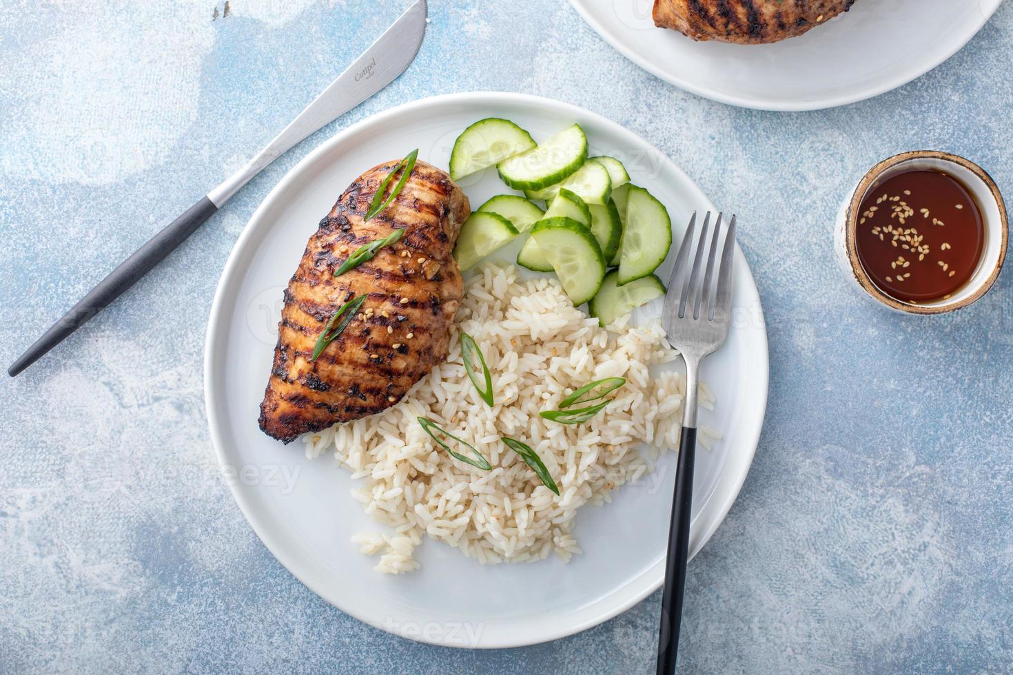 peito de frango teriyaki grelhado com arroz e pepino fresco foto