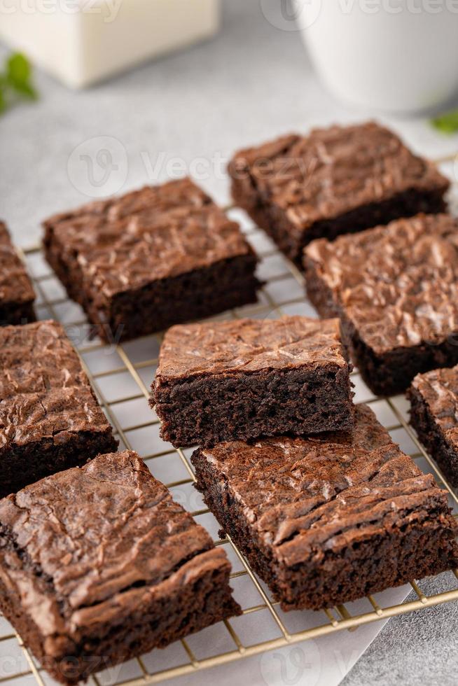 brownies fudgy caseiros em uma assadeira foto