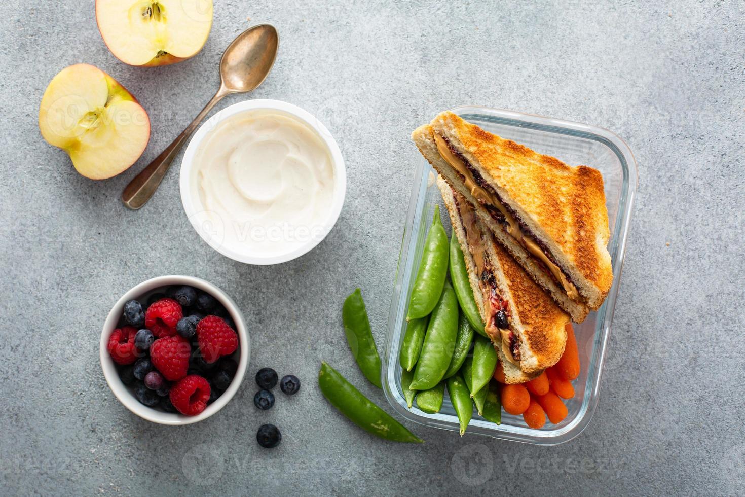 recipiente de almoço com almoço para ir para crianças ou adultos foto