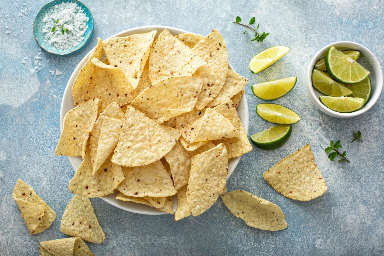 chips de tortilla de milho em uma tigela foto