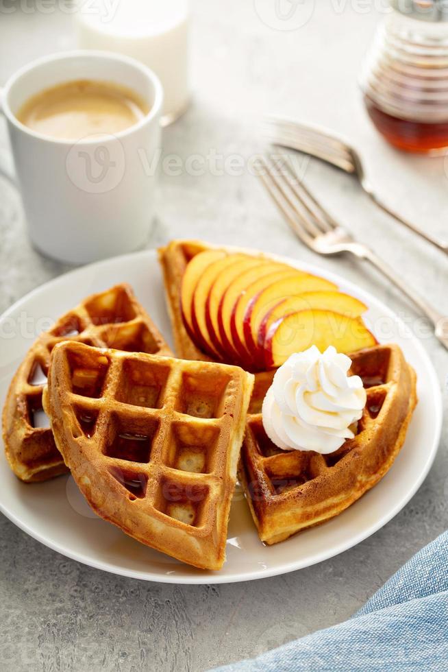 waffles de pêssego no café da manhã foto