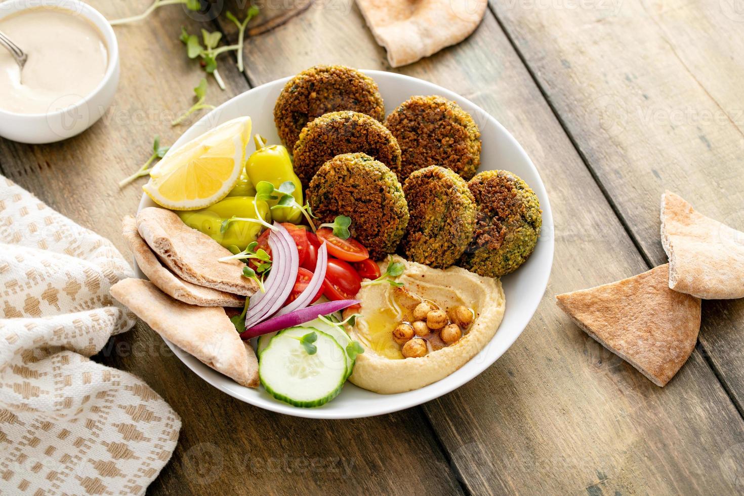 tigela de falafel assada com homus e legumes foto