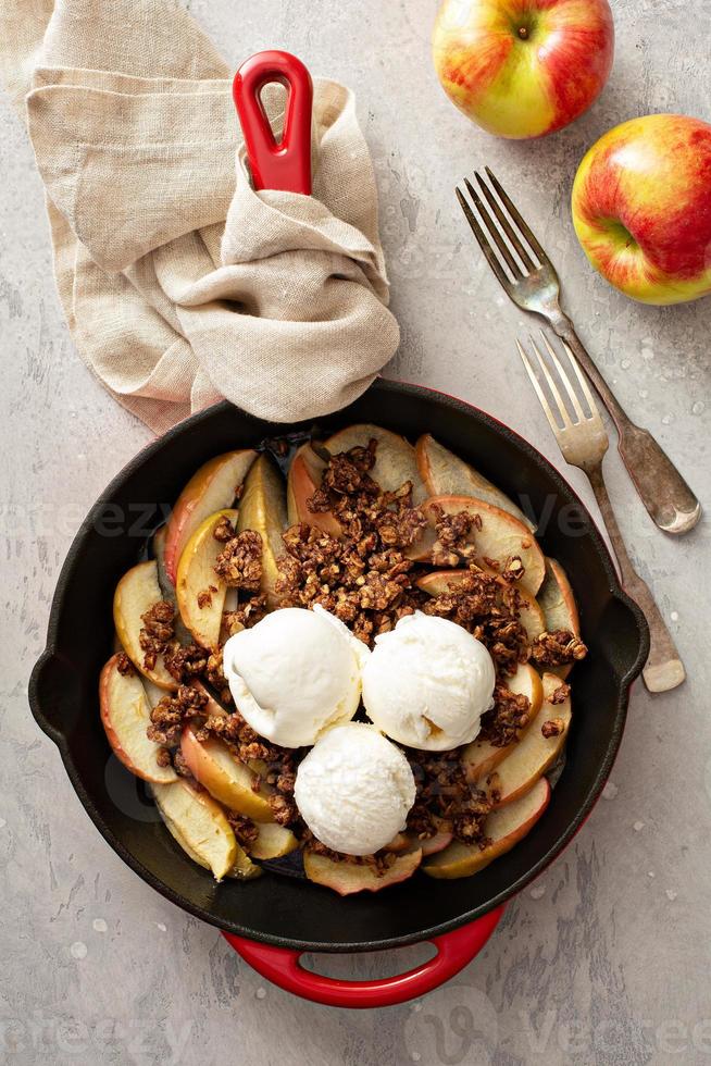 crumble de maçã em uma panela de ferro fundido foto