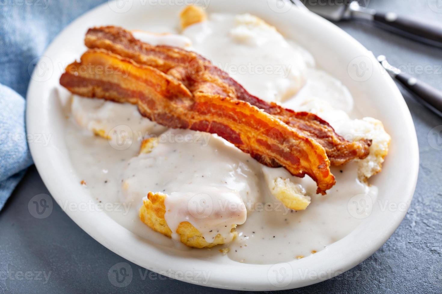 biscoitos e molho com bacon no café da manhã foto