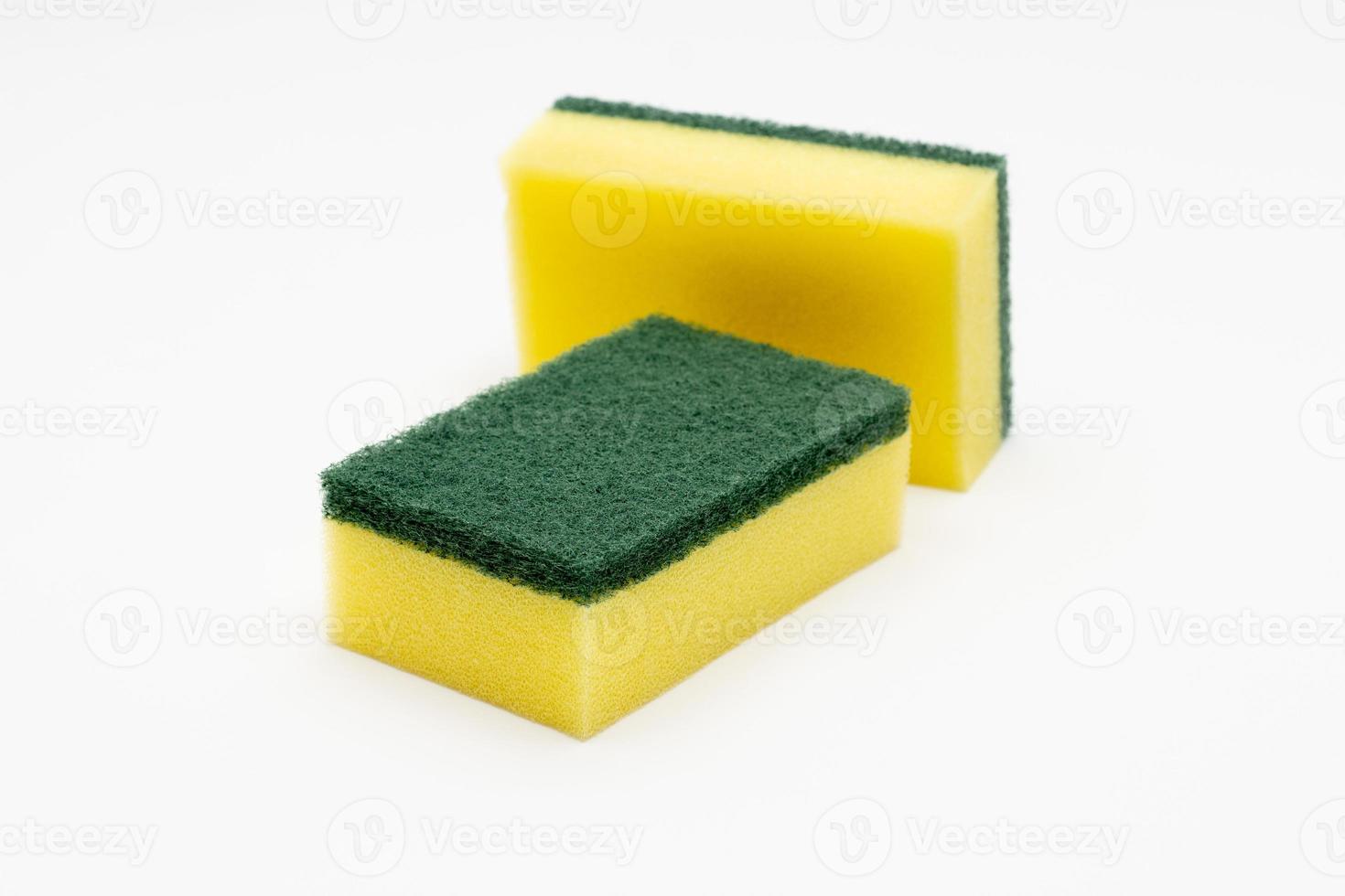 conceito de lavagem de louça, esponja amarela para limpeza de pratos na cozinha isolada em fundo branco foto