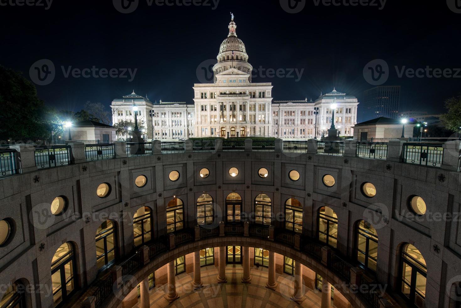 a extensão do edifício do capitólio do estado do texas, noite foto